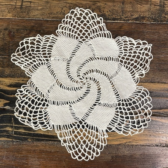 Lovely swirl crocheted doily.  Cotton vintage - Picture 1 of 11